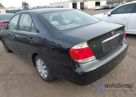 2005 Toyota Camry Le z USA, uszkodzony, nr VIN 4T1BE32K15U040111